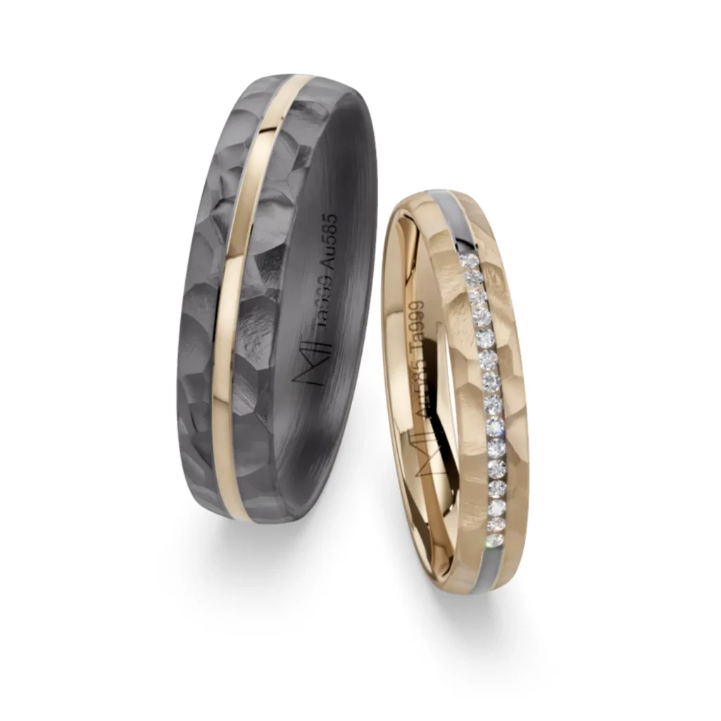 Trauringe aus Tantal und Roségold mit Koralle-Struktur, Herrenring Tantal mit Goldstreifen, Damenring mit 15 Brillanten, Ringpaar nebeneinander