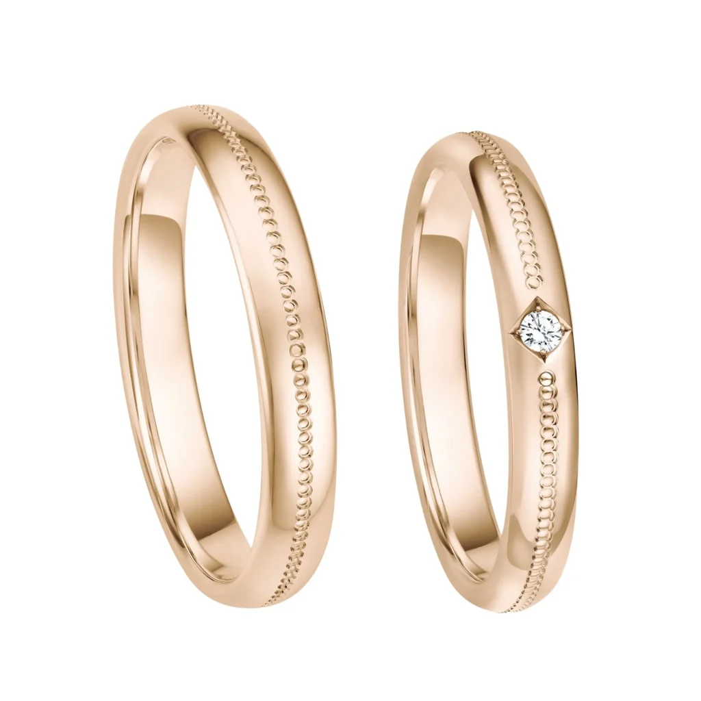 Trauringe in Roségold, poliert mit feiner Perlierung, Damenring mit einem Brillanten und Herrenring ohne Stein, Ringpaar